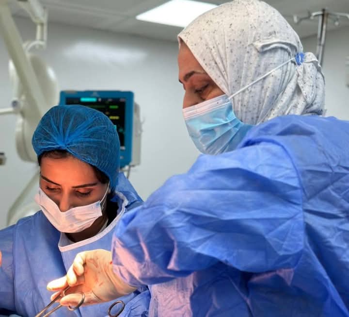 تدريسية في كلية طب المستنصرية تنجح في اجراء عملية استئصال الرحم لمريضة. تعاني من نزف رحمي شديد في مستشفى اليرموك التعليمي