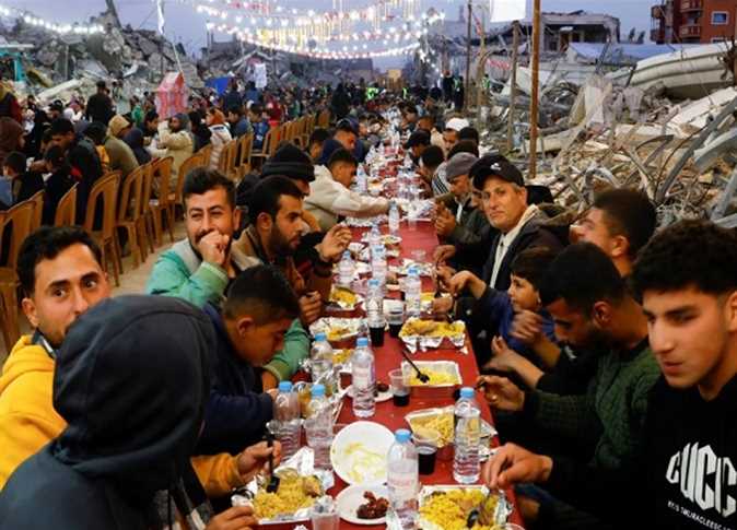 أكبر مائد إفطار في غزة بين الأنقاض ومسئول اسرائيلي يدعوا لتفجير مخازن الطعام !