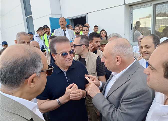 مريض يفاجئ وزير الصحة بشكوى وطلب أثناء زيارته لمستشفيات المنيا