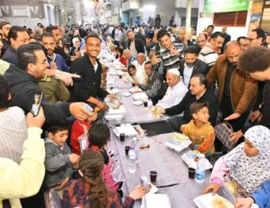 محافظ أسيوط يشارك أهالي وشباب منطقة الأربعين بحي غرب الإفطار الجماعي