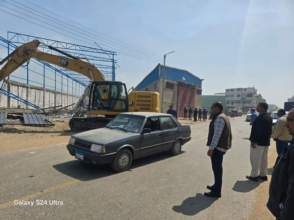 إزالة بناء مخالف على مساحة ٢٠٠٠ متر 