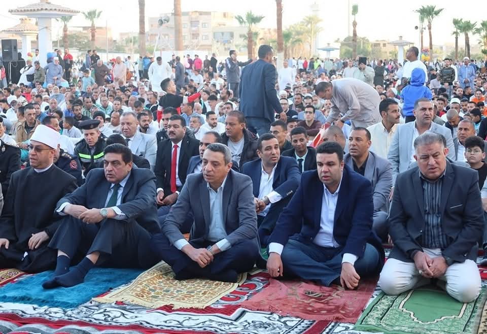 محافظ السويس يؤدي صلاة عيد الفطر المبارك بساحة حديقة الخادين بحي فيصل وسط عدد غفير من أبناء السويس.      