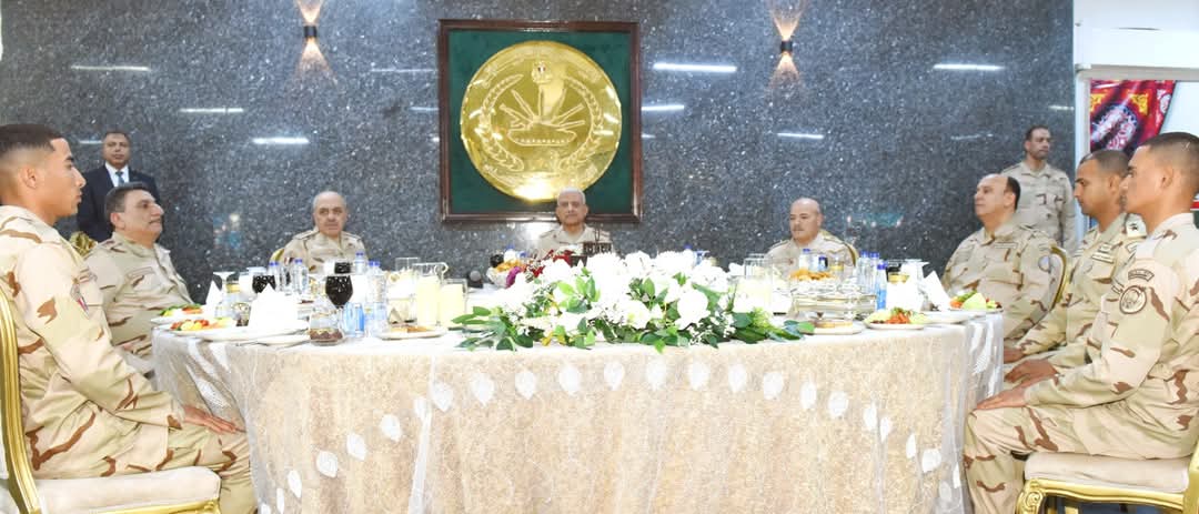 وزير الدفاع يشارك مقاتلي الجيش الثالث الميداني تناول وجبة الإفطار
