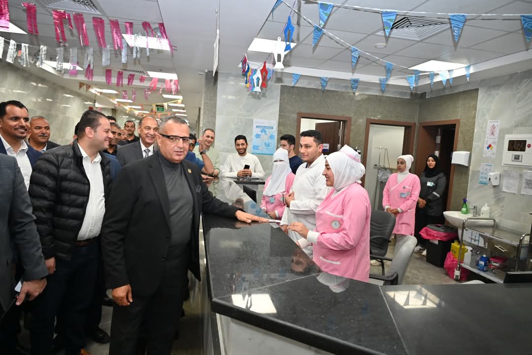 محافظ جنوب سيناء يطمئن على أحوال المرضي بمجمع الفيروز الطبي بطور سيناء ويهنئهم بعيد الفطر المبارك