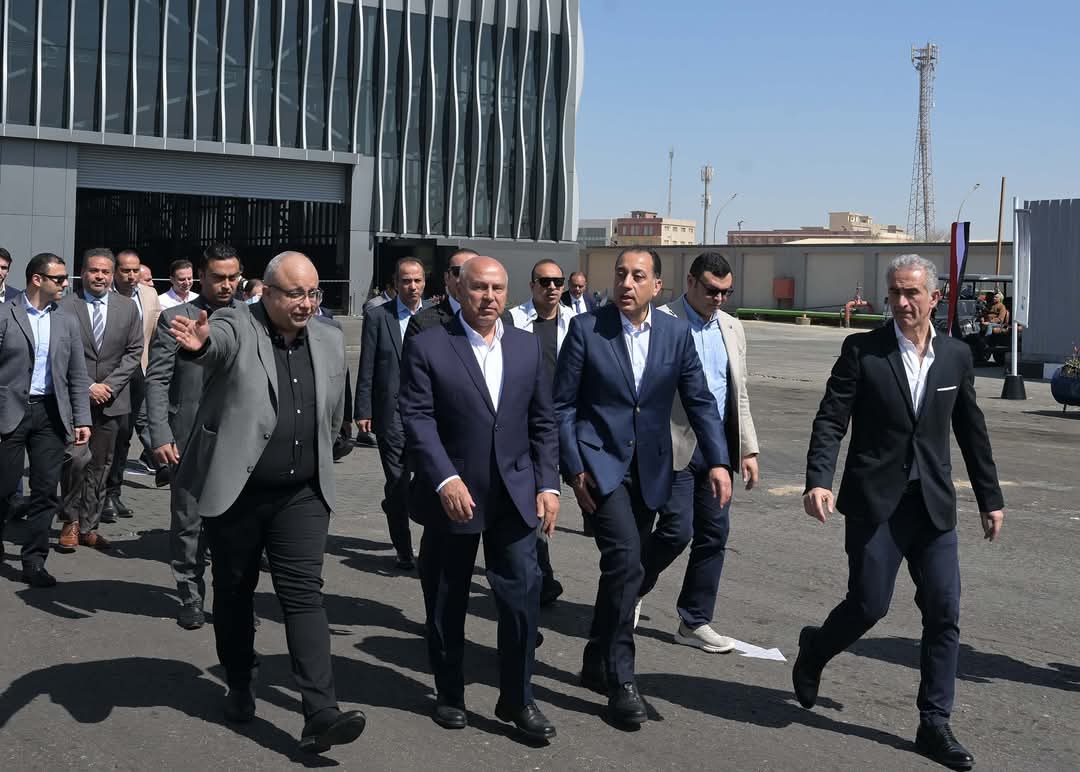 مدبولى يستهل جولته بالعاشر من رمضان بتفقد مصنع قنديل للصلب