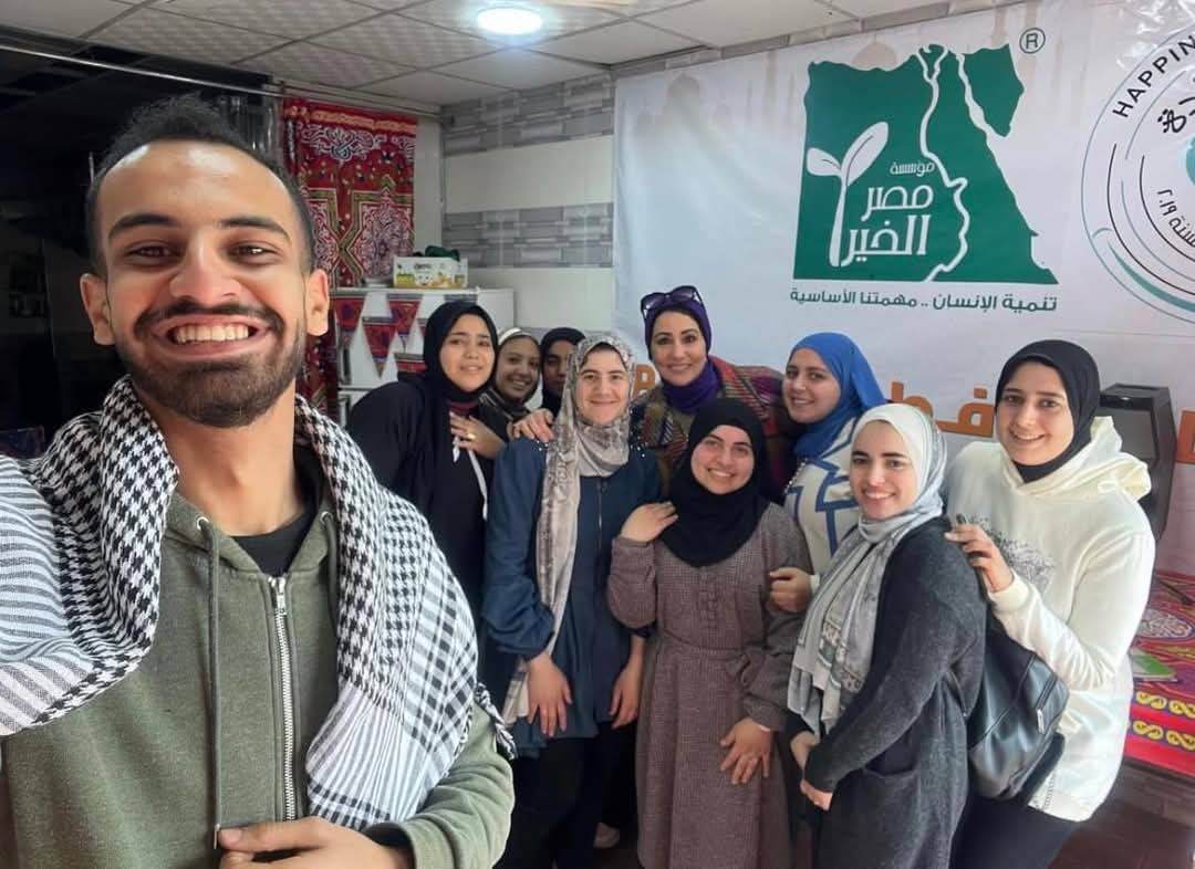 التفاني والتعاون في رمضان: استاذة جامعية تفتح بابها لإفطار الصائمين مع أهلها من المسلمين والمسيحيين" ¹. هذا العنوان يعكس روح التسامح والتعاون التي تتميز بها هذه المشهد.
