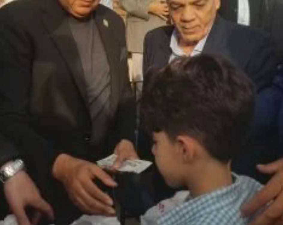 محافظ جنوب سيناء يوزع هدايا وألعاب على الأطفال احتفالا بعيد الفطر