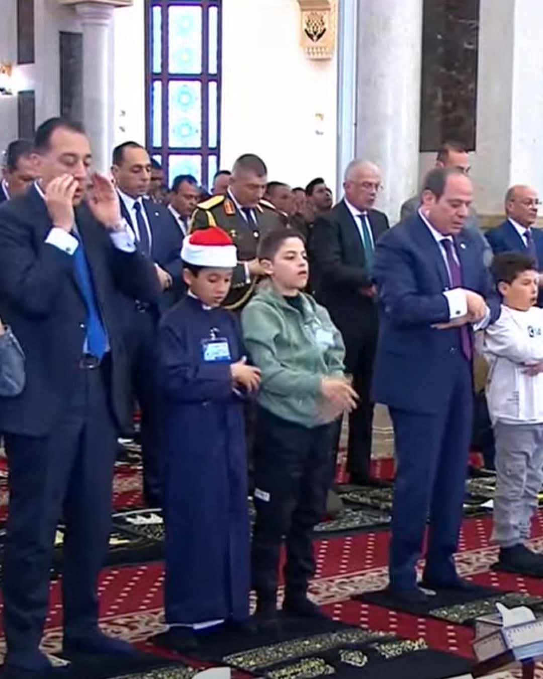 السيسي يؤدى صلاة عيد الفطر بمسجد المشير طنطاوي