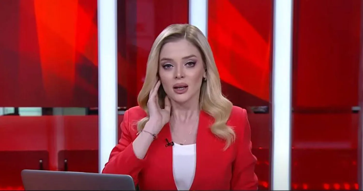 مذيعة تركية تتصدر محركات البحث بعد مفاجأتها بالزلزال على الهواء