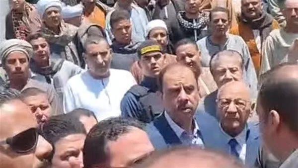 من المستفيد من معركة سكرتير سوهاج؟