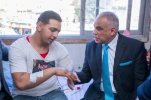 بالصور : رئيس جامعة طنطا يزور ضحية السيرك