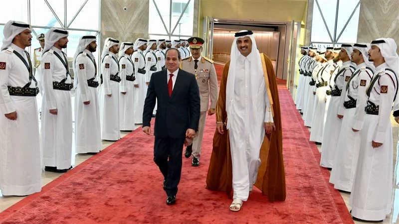 السيسي يصل الدوحة القطرية في مستهل جولة خليجية