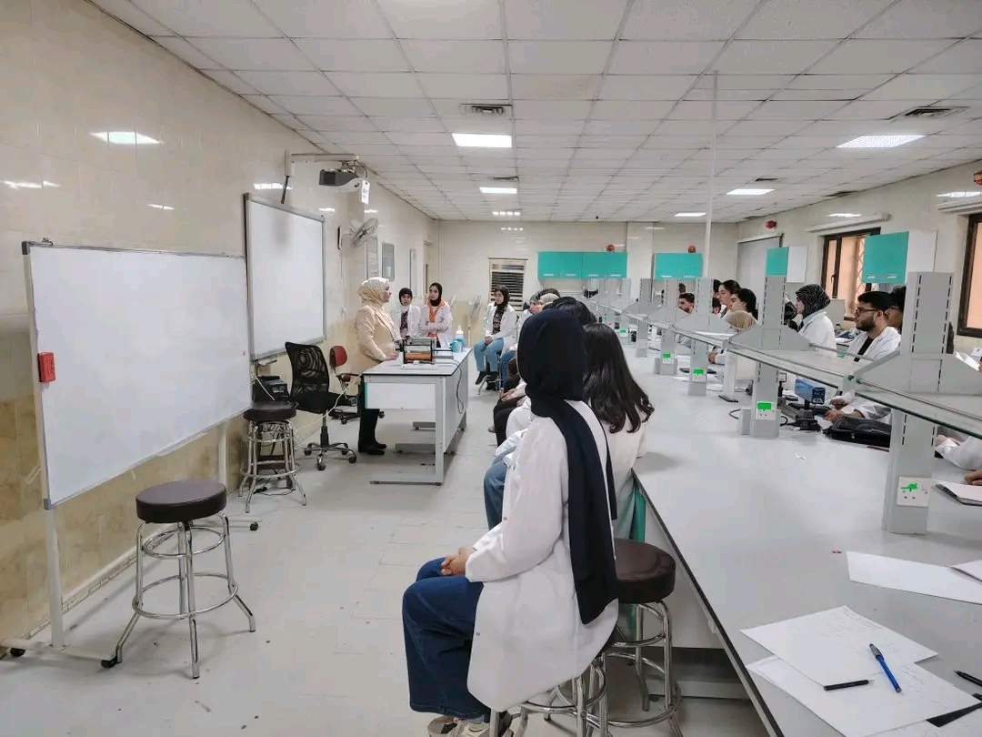 **كلية طب المستنصرية تقيم محاضرة عن ارشادات الاستخدام الآمن للأجهزة الكهربائية في المختبرات وحماية العاملين وضمان السلامة