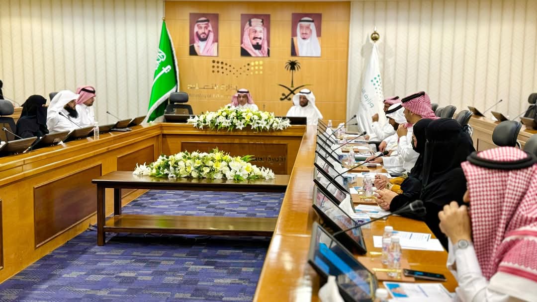 مدير تعليم الطائف يترأس لقاء مديري المدارس بهدف تكثيف الجهود العملية لرفع أداء الطلبة في الاختبارات 