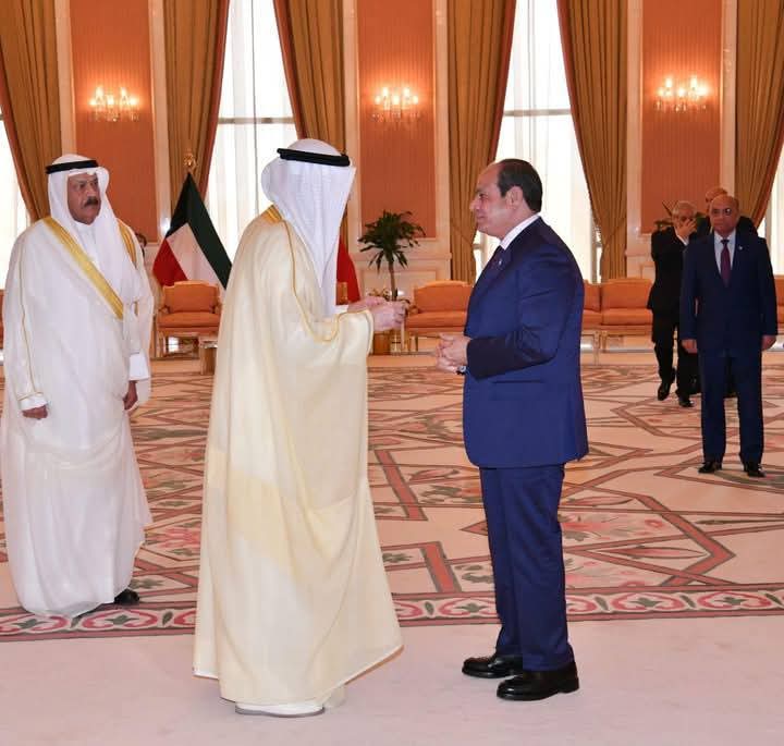 الرئيس السيسي يلتقي الشيخ فهد الصباح بمقر إقامته بمدينة الكويت