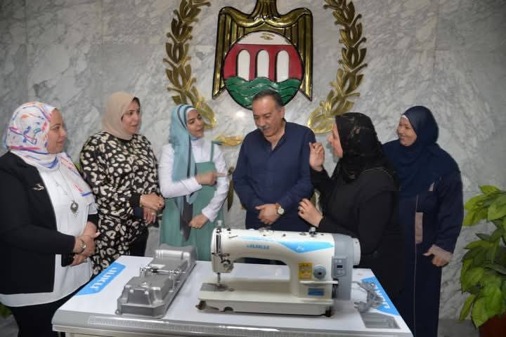 استجابة لمطلبها خلال زيارة رئيس الوزراء محافظ أسيوط يهدي ماكينة خياطة لطالبة من ذوي الهمم بمدرسة الأمل للصم ويوجه بإلحاقها بدورة تدريبة لتنمية مهارتها