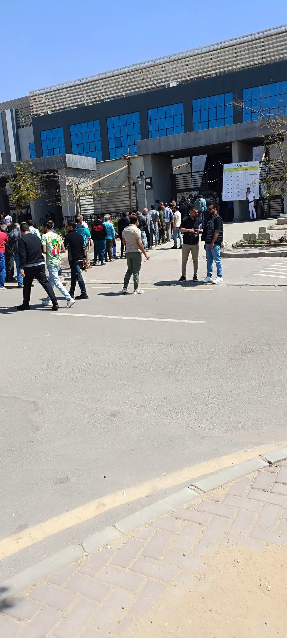 تفتيش ذاتي ومنع للافتات داخل الجمعية العمومية للشرقية للدخان... والعمال يرفضون البيع تحت الضغوط
