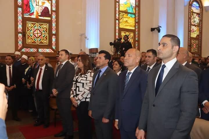 بالصور:وزراء ومحافظين يشاركون الأقباط فرحة عيد القيامة بالكنيسة الإنجيلية بمصر الجديدة.