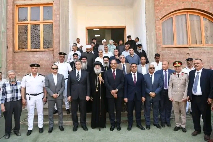 محافظ قنا يزور مطرانية قوص لتقديم التهنئة بعيد القيامة المجيد