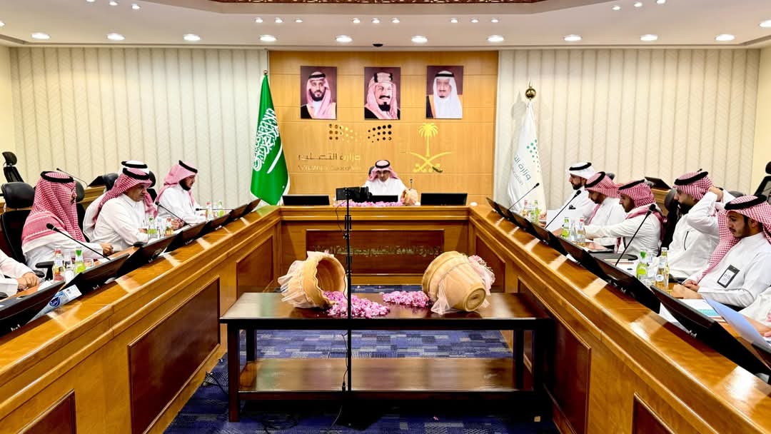 مدير عام التعليم بالطائف يلتقي بفريق مشروع التحول بالوزارة