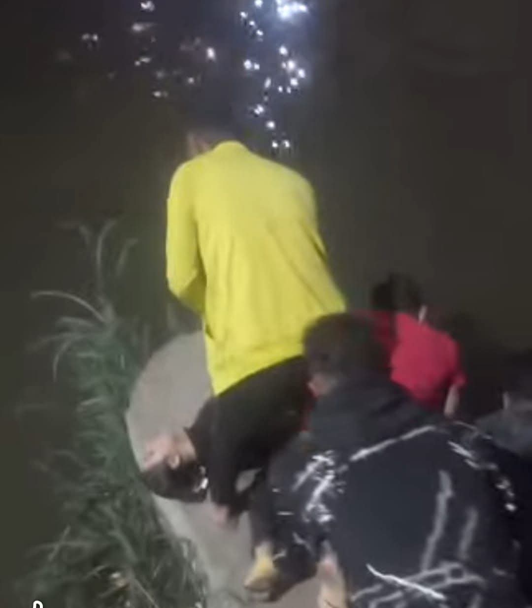 أربعة شباب ينقذون حياة طفلة من الموت غرقغ بمياه بحر تنهلة في الفيوم