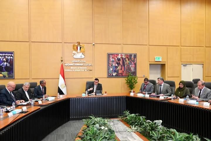 وزير الإسكان يتابع موقف تنفيذ مشروعات المبادرة الرئاسية "حياة كريمة" بأسوان وبني سويف
