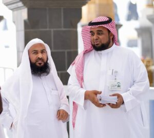 رئاسة الشؤون الدينية تستقبل أولى طلائع ضيوف الرحمن في المسجد الحرام وتقدم إهداءات تثقيفية وكتبًا توعوية بلغات متعددة