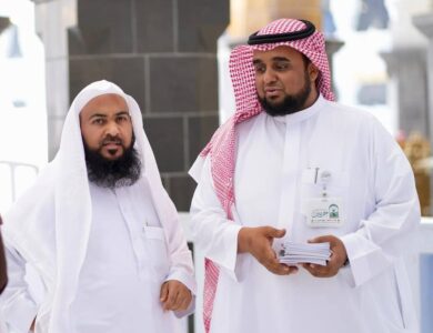 رئاسة الشؤون الدينية تستقبل أولى طلائع ضيوف الرحمن في المسجد الحرام وتقدم إهداءات تثقيفية وكتبًا توعوية بلغات متعددة