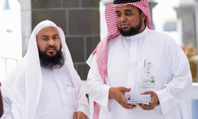 رئاسة الشؤون الدينية تستقبل أولى طلائع ضيوف الرحمن في المسجد الحرام وتقدم إهداءات تثقيفية وكتبًا توعوية بلغات متعددة