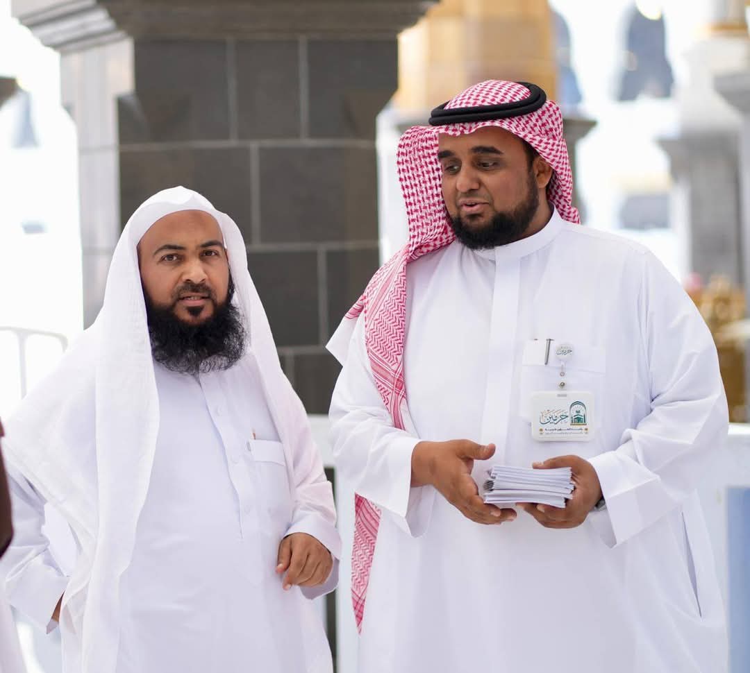 رئاسة الشؤون الدينية تستقبل أولى طلائع ضيوف الرحمن في المسجد الحرام وتقدم إهداءات تثقيفية وكتبًا توعوية بلغات متعددة