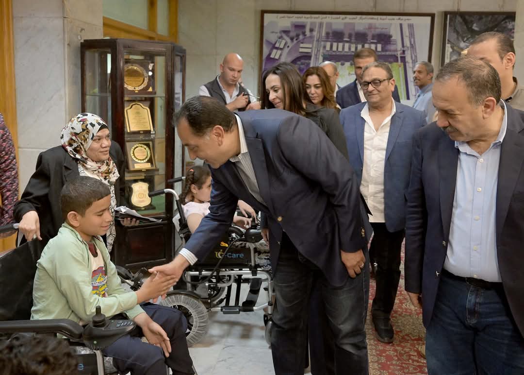 رئيس الوزراء يسلم 22 من ذوي الهمم كراسي متحركة كهربائية