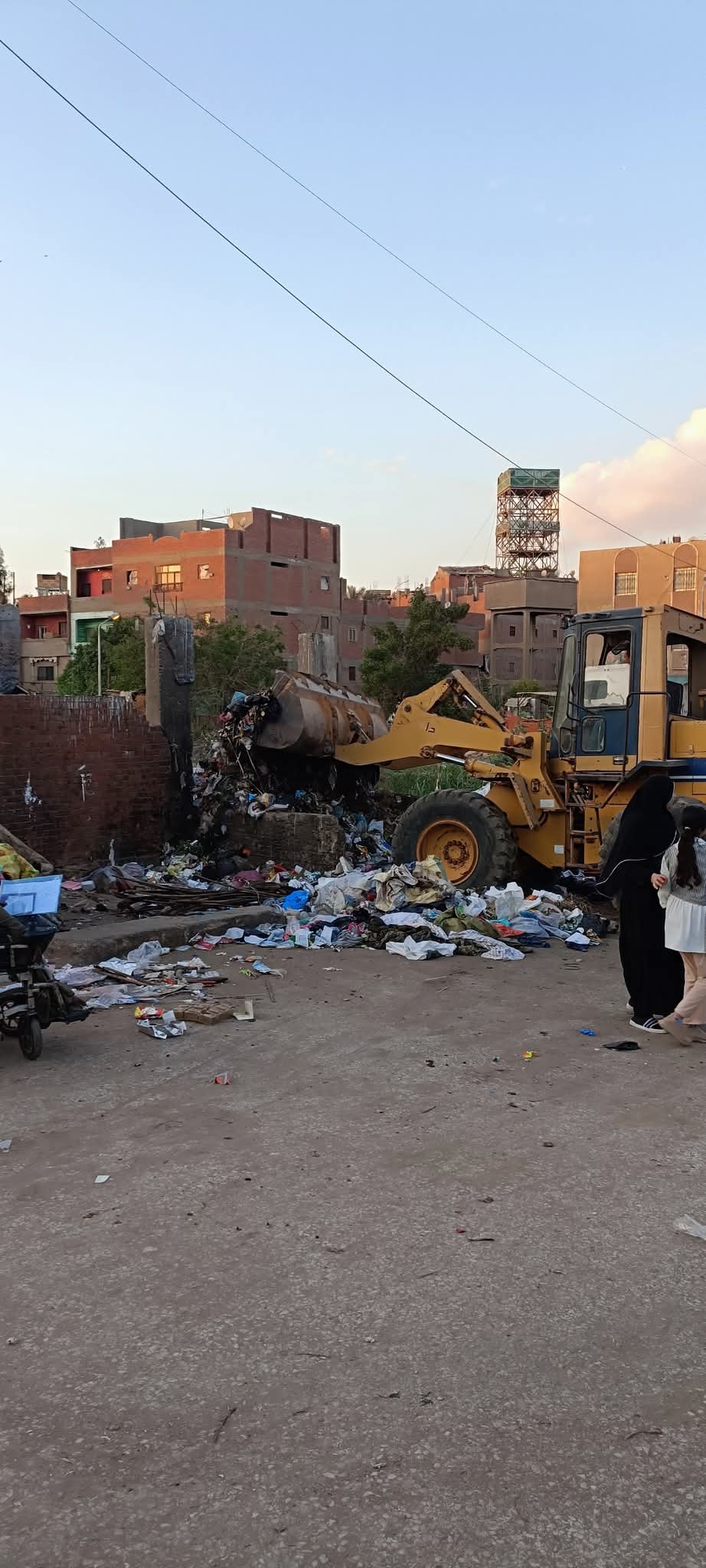 استجابة عاجلة من محافظة الجيزة لشكوى تراكم القمامة بمنيل شيحة... وتدخل مباشر من مجلس مدينة أبو النمرس