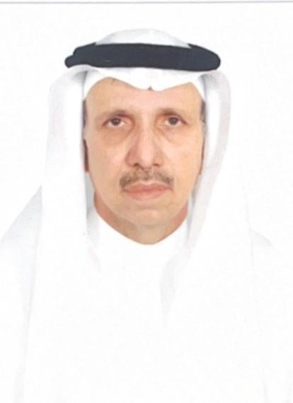 ليس رزقاً وليس جميل بقلم لواء. متقاعد/ محمد بن سعيد الحارثي مدير شرطة العاصمة المقدسة ( سابقاً) جميل ان تسهم شركات التمويل في توفير قروض للمحتاجين بشروط ميسره لكن ان تكون تلك القروض مرهقة ومفقرة فهو امر مرفوض. وللإيضاح اضرب مثلاً لذلك فقد اخبرني شاب اربعيني يرغب الزواج يعمل حارس امن رأس ماله سيارة بالإقساط تقدم لشركة تمويل للاقتراض. وبعد ان سجل طلبه وافقت على اقراضه تسعون الف وبعمولة سبعون الف ريال وذلك في رأي قمة الاستغلال والإفقار حتى انني ارى ان ذلك قد يكون من اسباب الانحراف وارتفاع الجريمة فبدلاً من ان تعمل تلك الشركات على اسعاد المواطنين والمشاركة في التخفيف عن الدولة ايدها الله والوطن واذا بها تثقل كاهل من يتقدم اليها وتزيد من معاناته لسنين عديده. ولان هذه الشركات كبيره في السوق وتحمل اسماء جذابه الامر الذي يدعوني لان اطرح بعض الافكار كحلول لدراستها والأخذ بها متى تبين في ذلك مصلحة عامة خصوصاً ان كثير من الشباب يتقدمون للاقتراض لأسباب مختلفة اما لسداد ديون او رسوم مخالفات او ايجار منزل او سداد اقساط سيارة وغير ذلك فيتجه البعض منهم لشركات التمويل المتعددة الاسماء والتي تقدم سلعاً بأسعار نسبة الارباح فيها عالية ومن باب المساهمه في ايجاد الحلول للشباب اقترح الاتي: 1 - انشاء بنك للفقراء يعتمد على التمويل من رجال الاعمال والتبرعات على غرار البنك المؤسس في بنغلادش. 2 –على البنوك المساهمة في تقديم قروض دون فائدة وبشروط ميسرة لفئة من الشباب. خصوصاً ان معظم معاملات التمويل تتم من خلال البنوك وأرباحها عالية. 3 –يمكن للبنوك المساهمة في انشاء مساكن للفقراء يتم تمويلها من التبرعات وأرباح الودائع التي يتحرج البعض من اخذها. 4 –تقوم البنوك بتسليم المساكن التي تنشئها للجمعيات الخيرية لتتولى توزيعها من خلال الحالات الثابتة لديها من ارامل ومطلقات ، فالجمعيات تعاني من اعداد كبيره من المتقدمين مثلها مثل وزارة الاسكان والتي رغم ما توفره الا ان الطلب مرتفع. 5 – التدخل لدى شركات التمويل لمراجعة نسبه الارباح التي تتقاضاها بعيداً عن الاستغلال. 6 – يسمح لشركات التمويل بأخذ ضمانات كسند لأمر من المقترض بعد توفيره متطلبات اقراضه كوسيلة لحفظ حقوقها. امل ممن يهمه الامر المعالجة بما يحقق النفع العام. والله من وراء القصد.