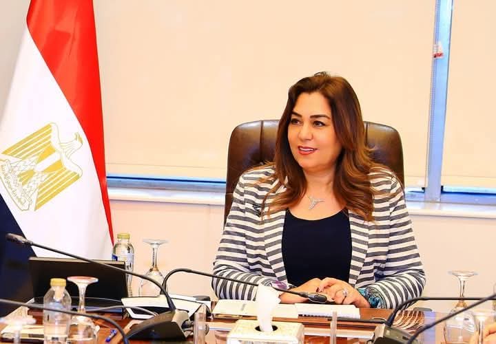 وزيرة التنمية المحلية تستعرض تقريرًا حول جهود الوزارة لتحقيق التنمية بشمال وجنوب سيناء