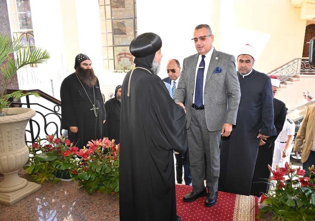 محافظ جنوب سيناء يقدم التهنئة للإخوة الأقباط بمناسبة عيد القيامة المجيد بكاتدرائية السمائيين بشرم الشييخ