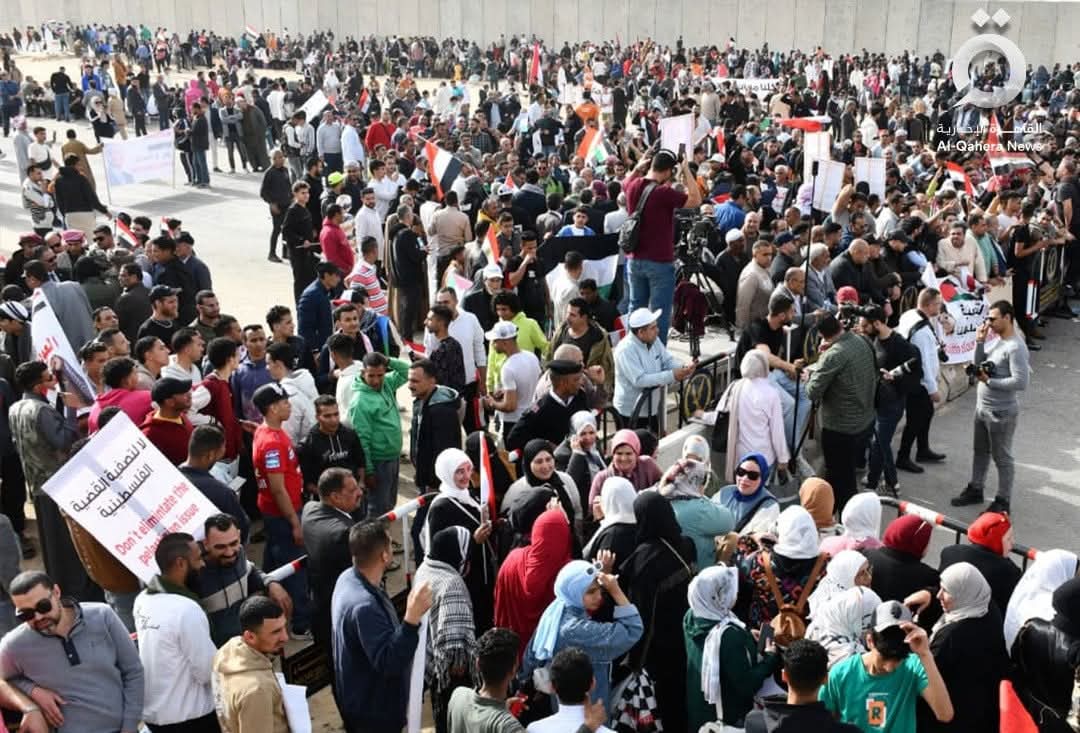 المصريون يحتشدون في العريش دعما للقضية الفلسطينية ورفضا للتهجير (فيديو)