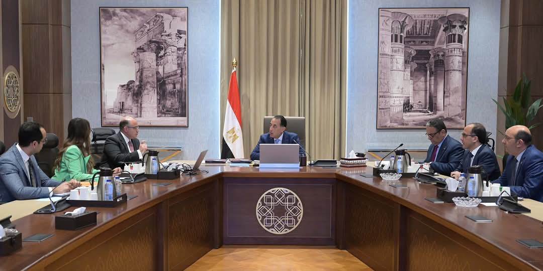 رئيس الوزراء يلتقي رئيس هيئة الرقابة المالية لاستعراض عدد من ملفات الهيئة