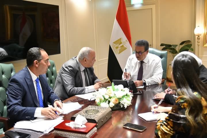 وزير الصحة يبحث مع المدير التنفيذي لصندوق التعويض عن مخاطر المهن الطبية وتطوير برامج التدريب  