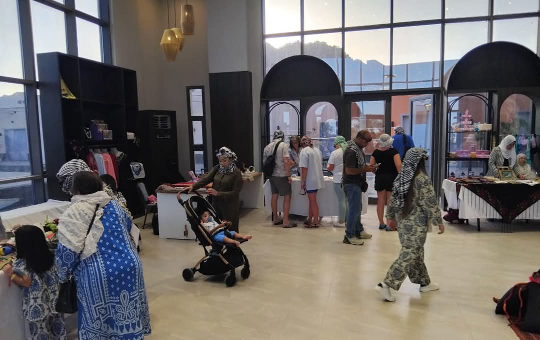 اقبال السائحين علي قرية التراث البدوى في بداية التشغيل التجريبي