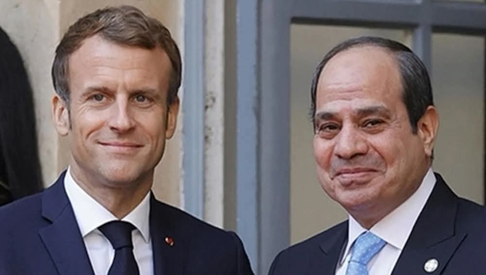 عاجل.. الرئيس السيسي ونظيره الفرنسي يصلان إلى مدينة العريش