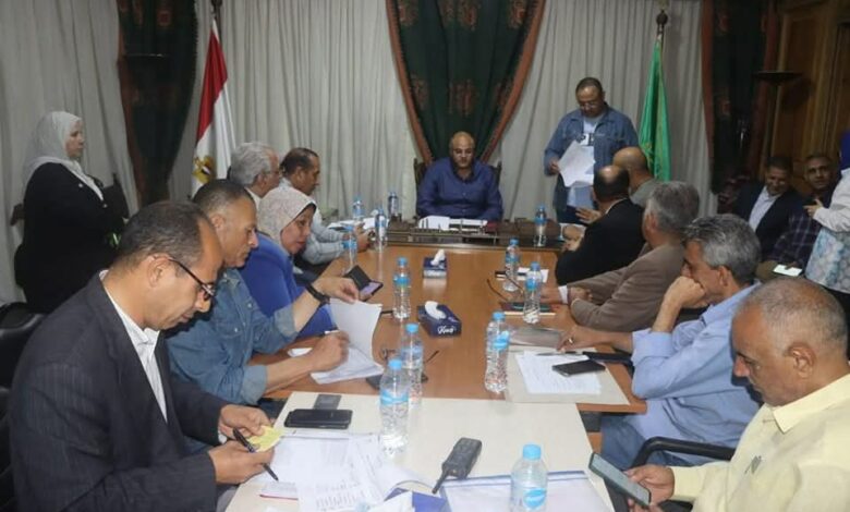 محافظ القليوبية يلتقي بالمواطنين في القناطر الخيرية ويستمع لمطالبهم