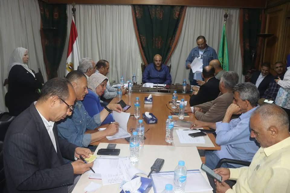 محافظ القليوبية يلتقي بالمواطنين في القناطر الخيرية ويستمع لمطالبهم