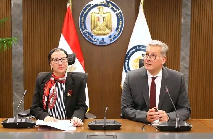 وزيرا البترول والبيئة يناقشان سبل خفض الانبعاثات الكربونية في مصر