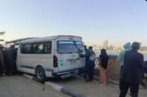 إصابة 9 أشخاص في اصطدام ميكروباص برصيف طريق الفيوم الصحراوي 