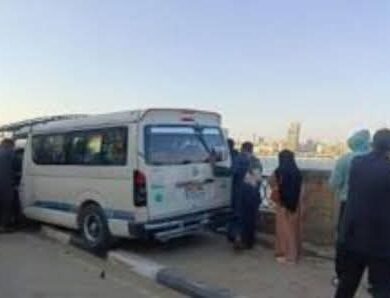إصابة 9 أشخاص في اصطدام ميكروباص برصيف طريق الفيوم الصحراوي 