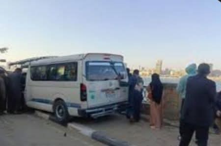 إصابة 9 أشخاص في اصطدام ميكروباص برصيف طريق الفيوم الصحراوي