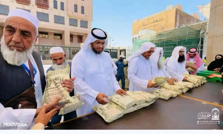الشؤون الدينية بالمسجد النبوي تستقبل طلائع الحجاج بالترحيب والهدايا