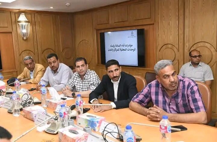 محافظ قنا يعقد اجتماعًا موسعًا لمتابعة آليات العمل وتحديد أولويات المرحلة المقبلة