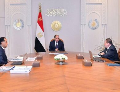 الرئيس السيسى يجتمع برئيس الوزراء ووزير المالية ومحافظ البنك المركزي 