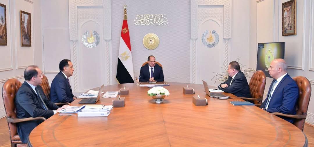 الرئيس السيسى يجتمع برئيس الوزراء ووزير المالية ومحافظ البنك المركزي 